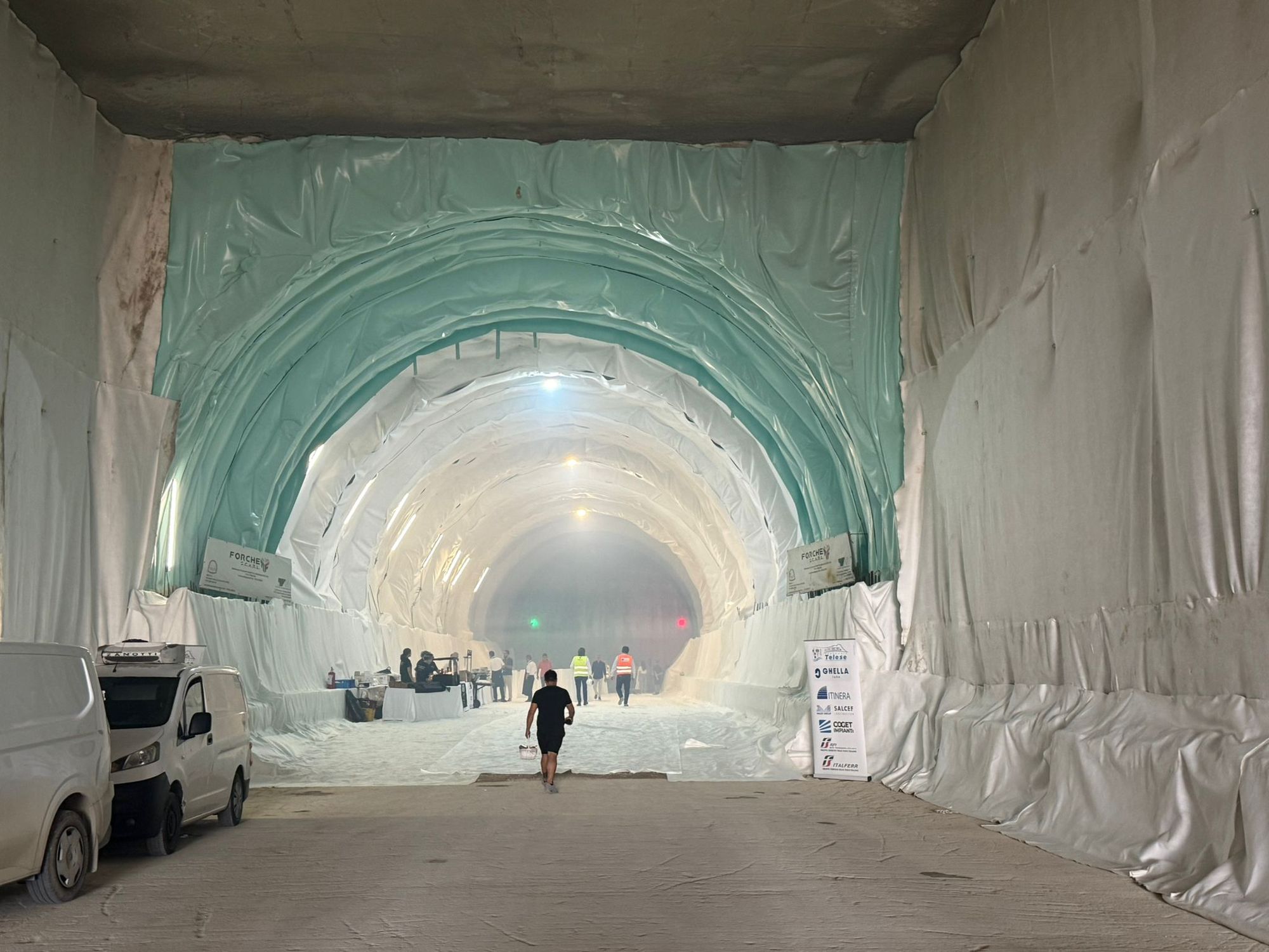 Galleria con impermeabilizzazione in fase di posa